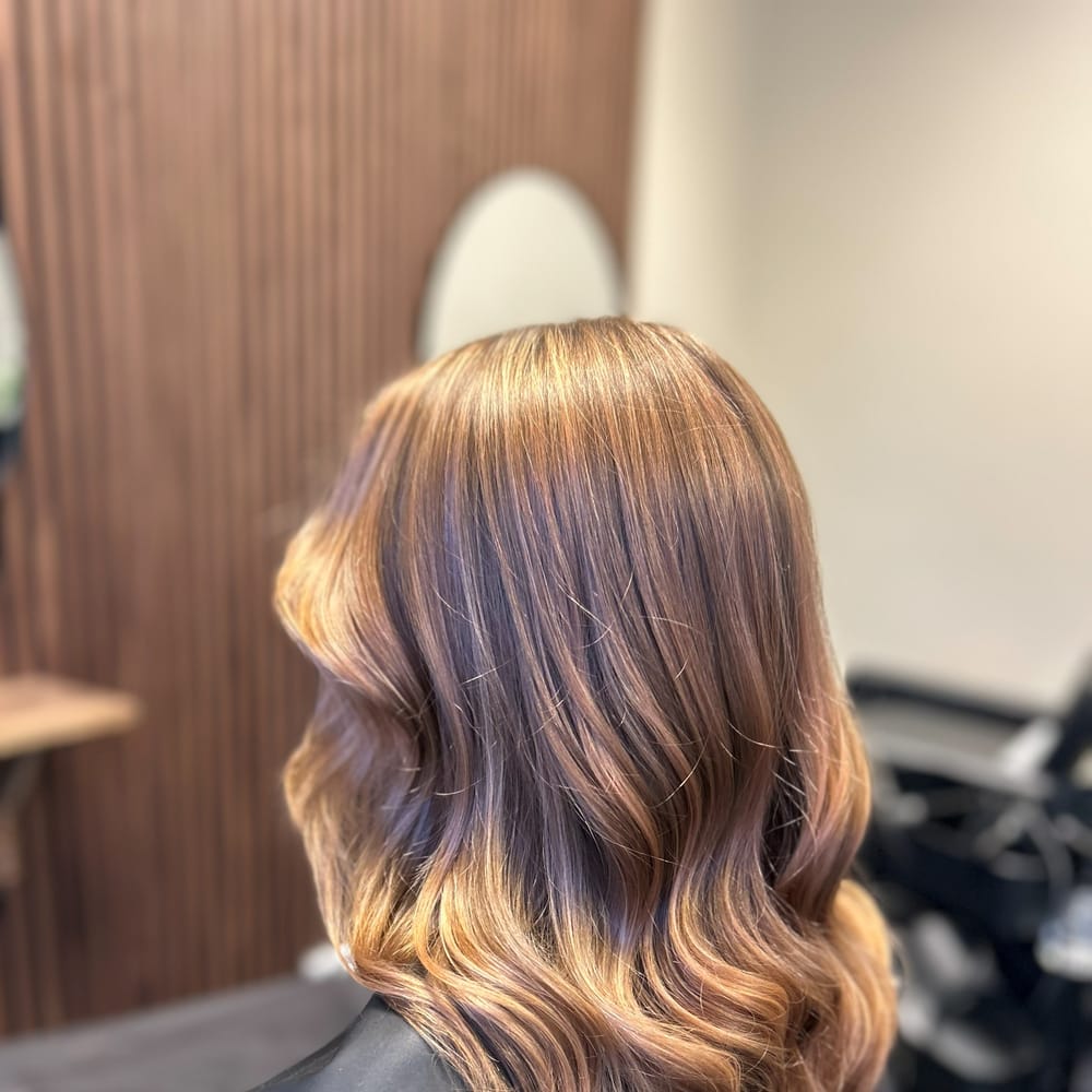 Blond balayage med mjuka vågor, klippt och färgad på Salong Thyra