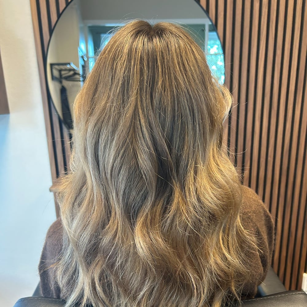 Långt hår med beige balayage och vågor