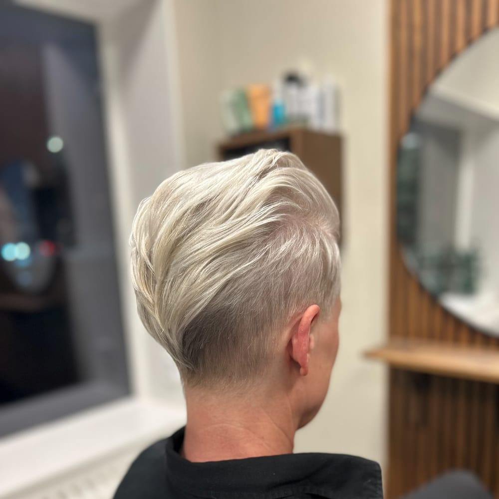 Kort pixieklippning i silverblont